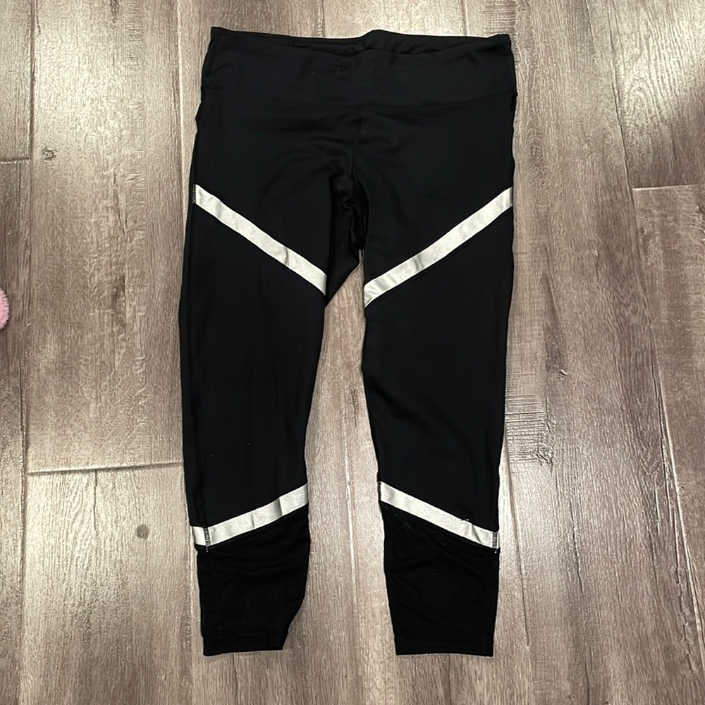Gap fit blackout technology bright reflective stripes leggings with mesh.